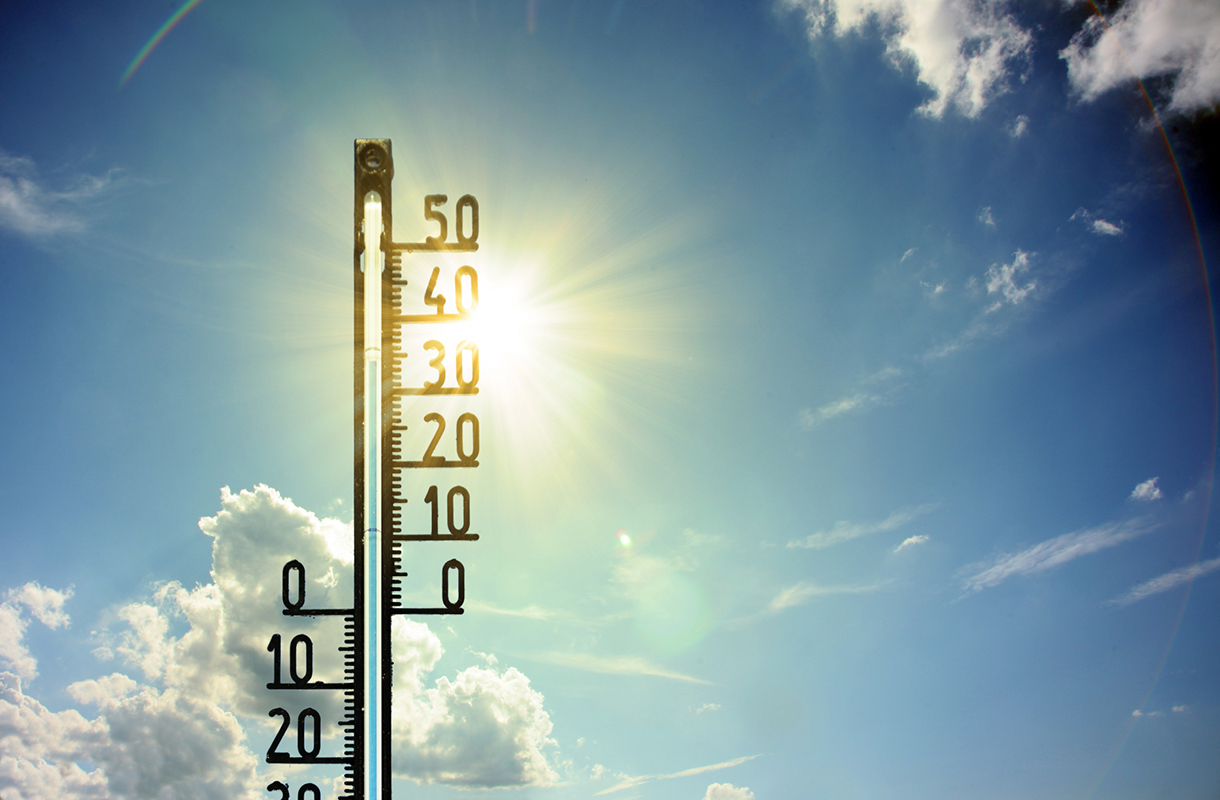Termometer visar höga utomhustemperaturr