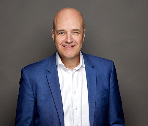 Fredrik Reinfeldt i blå kavaj och vit skjorta