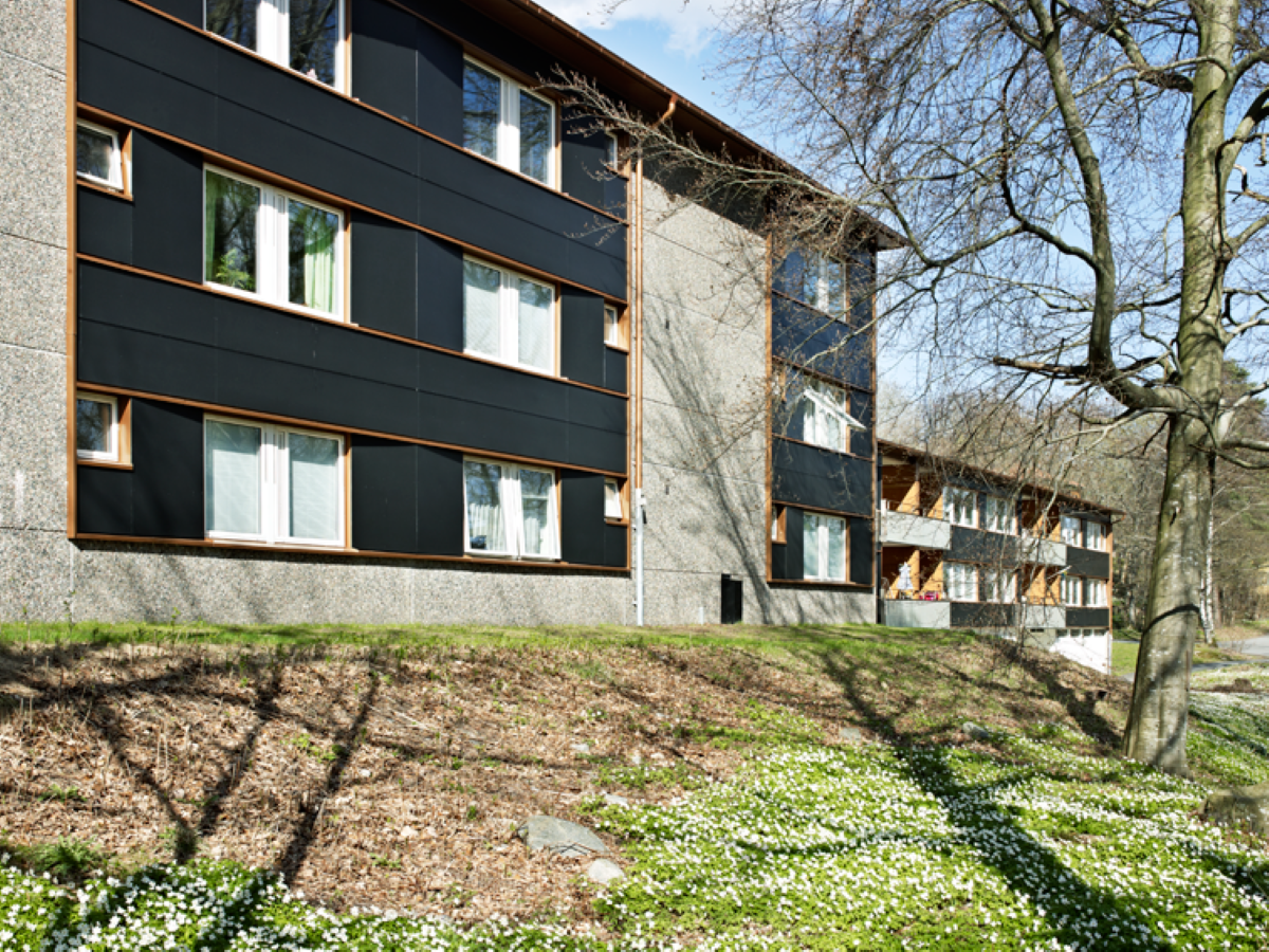 Innergård vid lägenhetshus i Kongahälla i Kungälv, foto.